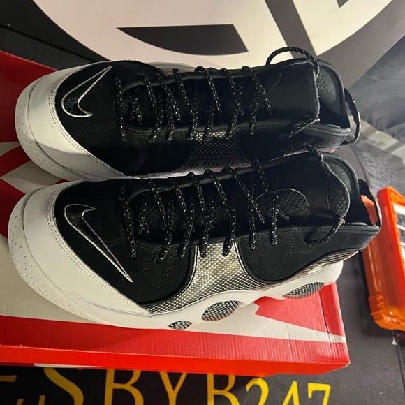 Nike Black and White Athletic Shoes - Picture 3 of 6